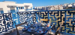 Rõdu või terrass majutusasutuses Super appartement vue sur mer et à 2 minutes de la plage de Martil.