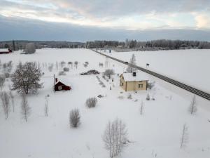 - une vue aérienne sur une maison dans un champ enneigé dans l'établissement Beekeepers House, à Ruovesi