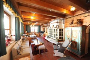 A seating area at Ski in Ski out Hotel Unterellmau