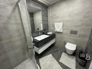 un bagno con doccia, lavandino e WC di Dreams Inn Luxury Residences & Lifestyle a Trabzon Altre 172 foto