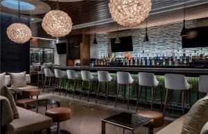 um bar com uma fila de bancos num restaurante em Palms Luxury Oasis Iconic Strip View w/balcony em Las Vegas