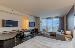 um quarto de hotel com uma cama e uma televisão em Palms Luxury Oasis Iconic Strip View w/balcony em Las Vegas