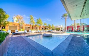 בריכת השחייה שנמצאת ב-Palms Luxury Oasis Iconic Strip View w/balcony או באזור