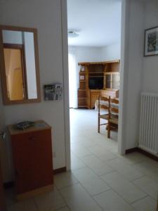 um corredor com uma cozinha e uma sala de estar em Appartamento Mora em Tenno