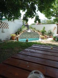 ÁvdhiraにあるSeaside Houseのプールの横に木製の通路がある庭園