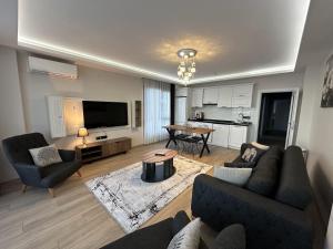 un soggiorno con un divano, sedie e un tavolo di Dreams Inn Luxury Residences & Lifestyle a Trabzon