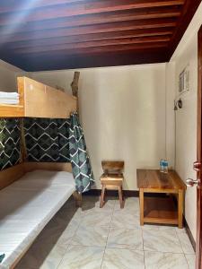 um pequeno quarto com uma cama e uma mesa em Fumiko Rina Acop em San Juan