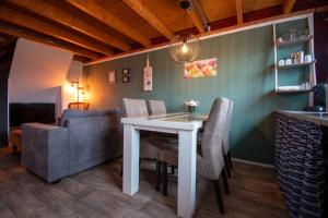 a dining room with a table and chairs at Sfeervol Appartement Het Knooppunt in Nuis