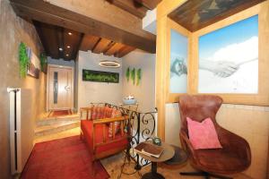 A seating area at Ski in Ski out Hotel Unterellmau