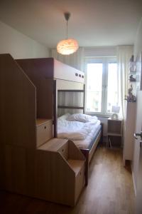 Postel nebo postele na pokoji v ubytování Newly produced and bright apartment close to metro