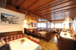 A seating area at Ski in Ski out Hotel Unterellmau