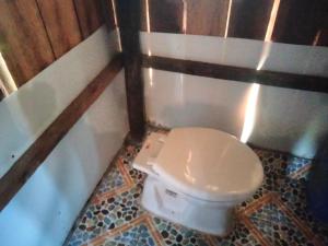 ein Bad mit einem weißen WC in einem Zimmer in der Unterkunft Friend of Nature Bungalow in Koh Rong