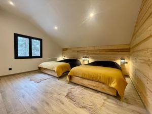 A bed or beds in a room at Chalet moderne 10 personnes