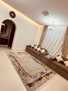 尼茲瓦的住宿－السمو ALSMOU للشقق الفندقية，带沙发和地毯的客厅