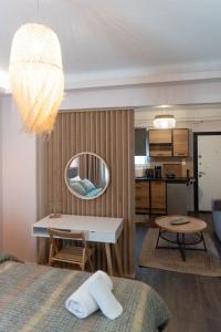 Ένα ή περισσότερα κρεβάτια σε δωμάτιο στο Niki Athens Suites - Urban apartment in Athens Center