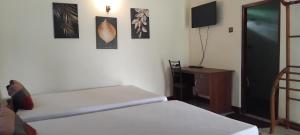 Rúm í herbergi á Hansika Guest Inn