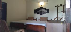 Rúm í herbergi á Hansika Guest Inn