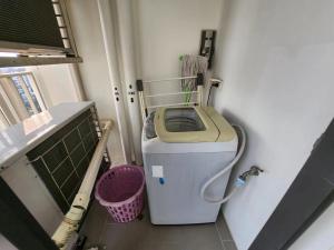 Un pequeño baño con inodoro en una habitación. en 泰国芭提雅thebase无边游泳池公寓, en Pattaya central