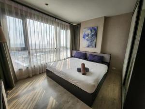 Un dormitorio con una cama con un osito de peluche encima. en 泰国芭提雅thebase无边游泳池公寓, en Pattaya central