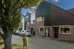 een gebouw waar een auto voor geparkeerd staat bij Holiday Home 't Groene Hart in Alphen aan den Rijn