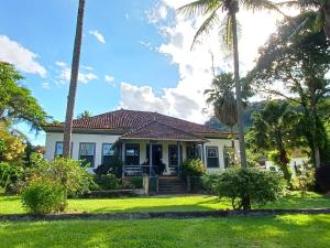 a house with palm trees in front of it at Fazenda Dos Coqueiros-Bananal-SP in Bananal