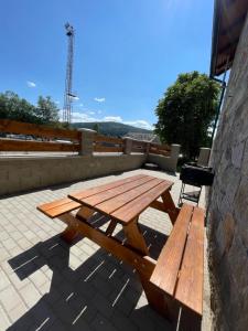 un tavolo da picnic in legno su un patio di Apartmán Kameňák a Vimperk Altre 5 foto
