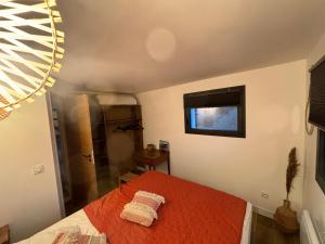 Un televizor și/sau centru de divertisment la VILLA VUE MER sur la presqu'ile de GIENS