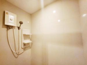 Un baño de 泰国芭提雅thebase无边游泳池公寓