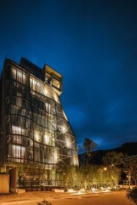 un edificio con fachada de cristal por la noche en 了了礁溪 Vivir Jiaoxi Hotel en Jiaoxi