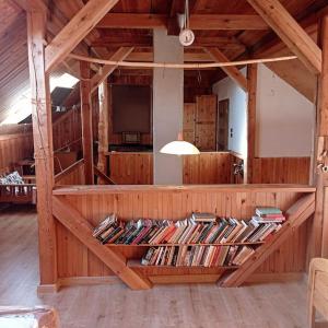 una habitación llena de estanterías de madera llenas de libros en Chata Ujo, en Hranice