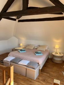 a bedroom with a bed in a room at Duplex Beauregard - calme & proche de la plage in Dieppe