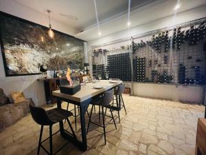 Un comedor con mesa y sillas y una ventana. en Conti B&B Suite Ponte Amato, en Gallicano nel Lazio 24 fotos más