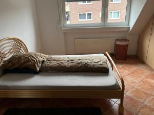 een bed in een kamer met een raam bij Ferienwohnung mit zwei Schlafzimmern in Kaarst bei Düsseldorf in Kaarst