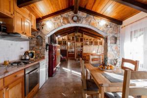 Kuchyň nebo kuchyňský kout v ubytování Stone House Anja