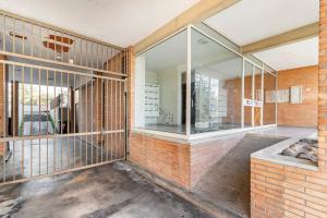 Habitación con paredes de cristal y pared de ladrillo. en Le Jules de Toulouse en Toulouse