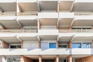 fachada de un edificio de apartamentos con balcones blancos en Le Jules de Toulouse en Toulouse