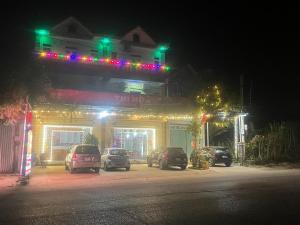 ein Gebäude mit nachts auf einem Parkplatz geparkt in der Unterkunft Hoa Thi hotel in Tiên Tân