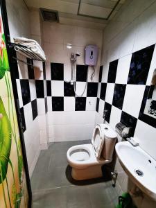 ein Bad mit einem WC und einem Waschbecken in der Unterkunft Hotel Sun Birds in Cameron Highlands