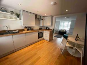 Kuchyň nebo kuchyňský kout v ubytování Roselea Cottage