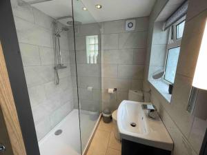 Koupelna v ubytování Roselea Cottage + 53 fotografií