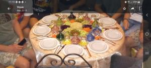 einen Tisch mit Tellern und Küchenutensilien oben in der Unterkunft Riad Dar Pa Labzioui in Meknès