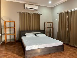 1 dormitorio con 1 cama y aire acondicionado en Nature’s Retreat, en Siliguri