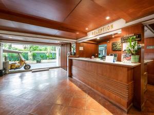 eine Hotellobby mit einer Rezeption und einem Resort in der Unterkunft Royal Ivory Sukhumvit Nana in Bangkok