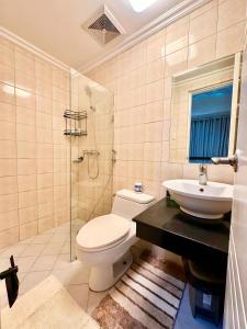 ein Bad mit einem WC und einem Waschbecken in der Unterkunft Affordable Staycation Airbnb BGC in Manila
