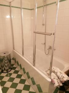 Das Bad ist mit einer Dusche und einer Badewanne ausgestattet. in der Unterkunft Summer Wine in Leutschach