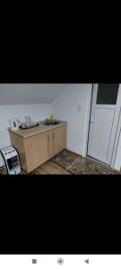 eine Küche mit einer Spüle und einem Kühlschrank in der Unterkunft Amar Apartmani,, in Živinice