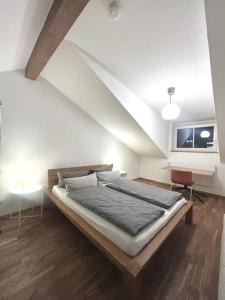 ein Schlafzimmer mit einem großen Bett im Dachgeschoss in der Unterkunft Charmantes Loft in der Bayreuther City in Bayreuth