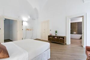 Habitación blanca con cama y bañera en Luxury Dream House - SIT Property, en Pisignano