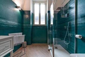 baño con paredes verdes y ducha de cristal en Luxury Dream House - SIT Property, en Pisignano