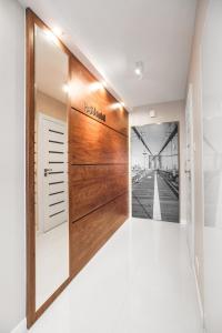 drewniane drzwi w korytarzu ze schodami w obiekcie Apartament COMFORT4You w mieście Rzeszów